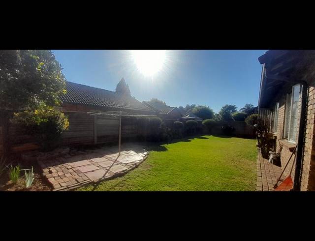 3 BEDROOM TOWNHOUSE FOR SALE IN ROOIHUISKRAAL NORTH